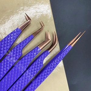 Pinzas para extensión de pestañas con punta de plasma en oro rosa y mango con recubrimiento de polvo morado, de acero inoxidable y empaquetadas en caja de cartón. - Product Image 4