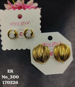 Ensemble de boucles d'oreilles tendance en alliage d'acier inoxydable plaqué or de luxe avec imitation perle pour femmes - Product Image 2