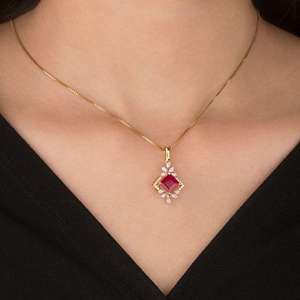 Collar con Colgante de Rubí para Mujer en Oro – Elegante Colgante de Piedra Roja con Detalles de Diamantes para Fiestas y Bodas - Product Image 1