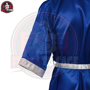 Robe de boxe sur mesure de qualité supérieure pour adulte, bleue avec détails blancs, pour homme, pour la marche sur le ring de boxe. - Product Image 4