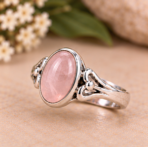 Hermoso Anillo de Plata con Cabujón de Cuarzo Rosa, Piedra Rosa Ovalada, Hombros con Trabajo Artístico Calado y Diseño Elegante para Uso Diario - Product Image 2