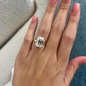 Anillo de Diamante de Compromiso y Boda con Diseño Único, Corte Esmeralda, Diamante Cultivado en Laboratorio, Engaste de Puntas, Oro Amarillo de 18K, Moderno, Certificado IGI - Product Image 1