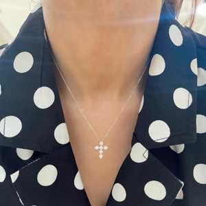 Collar con Cruz de Diamantes de 12 mm de Altura, Personalizado en Oro Sólido de 14K, Minimalista y de Lujo, Cadena Ajustable, Collar Religioso Cristiano - Product Image 4