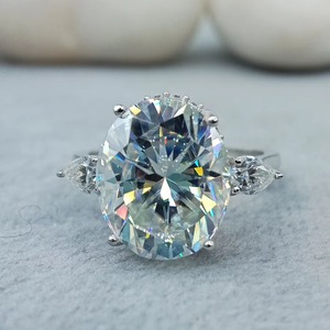 Anillo de Compromiso Solitario de Moissanita de Corte Brillante de 3.0 CT con Engaste de Canal, Chapado en Rodio, Plata de Lujo VVS, Regalo de Aniversario - Product Image 1
