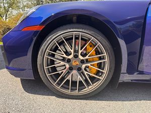 Offre exceptionnelle 2022 Porsche 911 Turbo S Cabriolet prête à être expédiée dans le monde entier - Product Image 3