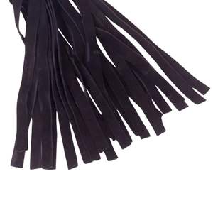 Flogger de cuero de gamuza premium con extremos extra suaves para juegos de seducción y calentamiento. - Product Image 3