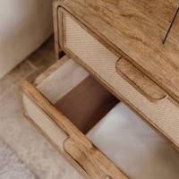 Mesita de noche rectangular Vandana Arion Merino 50x35 cm en madera de mango, MDF y yute Abrams