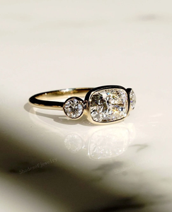 Bague de fiançailles en argent 925 avec trois pierres de moissanite taille coussin allongée de 2,0 carats, sertie à griffes, idéale pour les fêtes et les anniversaires - Product Image 6