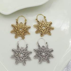 Boucles d'oreilles créoles flocon de neige plaqué or en alliage de zinc, style vintage, bijoux de fête pour femme, tons argent et or - Product Image 1