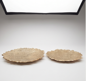 Plateau en métal lourd à surface irrégulière unique, texture moulée, pour cuisine et salle à manger, articles de table en stock - Product Image 2