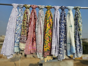 ผ้าซิ่นพิมพ์ลายบล็อกทำมือจากผ้าฝ้าย ผ้าพันคอชายหาดลายดอกไม้สำหรับผู้หญิง ผ้าคลุมไหล่แบบเบาสบายสำหรับฤดูร้อน สไตล์โบโฮ - Product Image 2