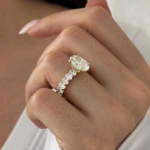 Anillo de Compromiso con Diamante Ovalado Cultivado en Laboratorio de 3 Quilates E VVS2, Anillo de Propuesta de Lujo con 5.2 Quilates en Total, Certificado IGI - Product Image 1