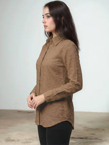 Robe décontractée d'été taupe texturée à motif floral, col rabattu, patte de boutonnage, manches longues régulières, ourlet incurvé - Product Image 4