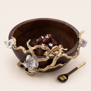 Elegante Tazón de Madera Artesanal para Ensaladas con Detalle Floral de Orquídea Dorada, Plato de Madera Sólida para Servir Frutas - Product Image 5
