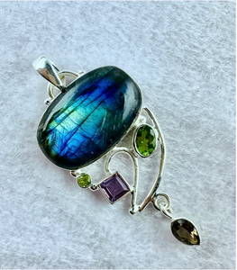 Pendentif de créateur en labradorite bleue naturelle - Bijou en argent sterling avec breloque goutte multi-pierres (améthyste, péridot, spinelle) - Product Image 3