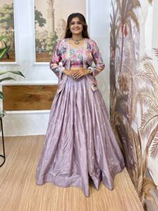 Conjunto de Lehenga, Blusa y Koti con Bordado de Estilo Rico y Trabajo Manual Elaborado para Novias, Bodas, Fiestas y Eventos Étnicos - Product Image 3