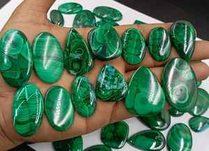 Lot en gros de cabochons en malachite naturelle |   Pierres précieuses vertes en vrac |   Fabrication de bijoux, coupe en forme de poire ovale |   Jeu de couleurs |   ARTS JEWELS - Product Image 5