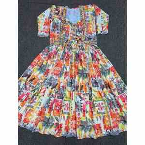 Bata DE TRABAJO bordada con estampado digital de crepé francés de tendencia con KOTI multicolor - Product Image 6