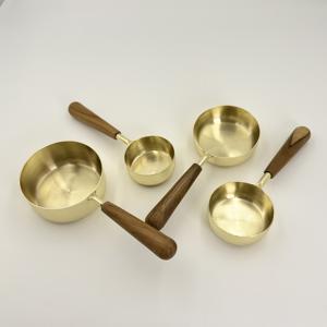 Tazas y Cucharas Medidoras de Acero Inoxidable de Alta Calidad con Acabado Dorado y Mango de Madera de Acacia, Aptas para Lavavajillas - Product Image 4