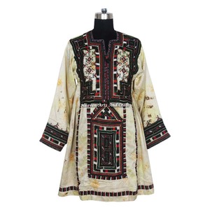 Vestido Balochi Bohemio Vintage Único Hecho a Mano BDR044, de Algodón con Mangas Largas, Borlas y Monedas Étnicas Tribales - Product Image 1