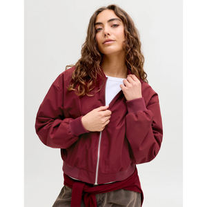 Blouson Bomber Matelassé Léger et Uni pour Femme avec Logo Personnalisé OEM, Doudoune Brodée de Haute Qualité - Product Image 4