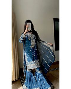 Ensemble prêt-à-porter composé d'un haut en georgette orné de broderies Zari et de dentelle fantaisie, avec un sharara et un dupatta, conçu par Designer Sequence Work. - Product Image 1