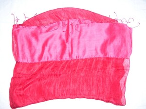 Achetez des écharpes et des stoles imprimées en ligne en Inde – Écharpe longue en soie élégante pour femme, motif color block, multifonctionnelle et tendance - Product Image 2