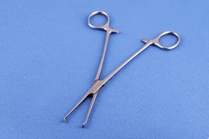 Pinzas de tejido Allis de grado profesional con mordazas dentadas para un control seguro del tejido en cirugía - Product Image 6