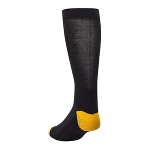 Chaussettes de football montantes personnalisées en gros avec logo sur le dessous, antidérapantes, écologiques, couleurs et tailles personnalisées pour hommes - Product Image 3