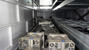 Передовое логистическое оборудование Runze для электронной коммерции: Умный складской робот, вертикальная подъемная модульная система, металлический модуль с грузоподъемностью 4000 кг, ISO9001 - Product Image 4