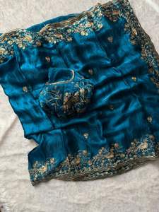 ผ้าไหมแท้ลายฟานดี้ พร้อมงานปักดิ้นทอง ขอบผ้าแบบอาร์โค ปาลู ไม่ยับ แห้งเร็ว ทันสมัย เหมาะสำหรับงานปาร์ตี้ - Product Image 3