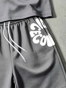 เสื้อเชิ้ตและกางเกงขาสั้นสไตล์วินเทจลำลองพิมพ์ลายดาวสีแดงเข้มคุณภาพสูงสำหรับฤดูร้อน ดีไซน์หรูหราแบบสตรีทแวร์ พร้อมลายพิมพ์ตัวอักษร - Product Image 5