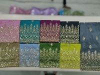 Robe somalienne classique et élégante en satin Gorgura, broderie et pierres, motif floral, tissu lourd résistant aux taches