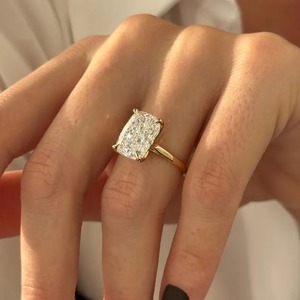 Anillo de Compromiso con Diamante Cultivado en Laboratorio de 6 Quilates, Corte Cojín, Diseño Elegante, en Oro Amarillo de 14k/18k, Ajuste Flush, Solitario, Certificado IGI - Product Image 1
