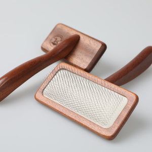 Brosse de toilettage en bois Waggers pour animaux de compagnie, peigne à grain naturel, sûre pour chats et chiens, outil de massage et de démêlage, utilisation domestique sans douleur - Product Image 3