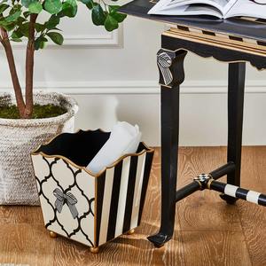 Poubelle décorative Pretty Bow, peinte à la main en noir et blanc, en bois, idéale pour la chambre d'enfant, le bureau ou la décoration d'invités, provenant d'Inde. - Product Image 3