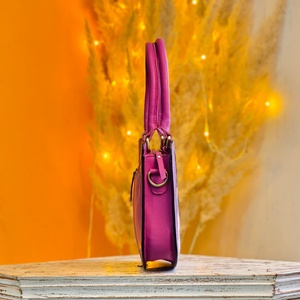 Sac à main en cuir véritable 100% rose, style western, orné de fleurs sculptées à la main avec fourrure sur peau, fermeture éclair - Product Image 3