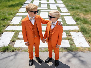 Conjunto de Traje Naranja Brillante para Niños en Oferta – Esmoquin Formal de 5 Piezas con Chaleco y Corbata de Moño para Bodas y Fiestas - Product Image 1