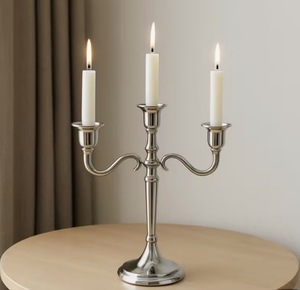 Elegante candelabro de mesa de aluminio dorado claro de 5 brazos, candelabro de metal nórdico para decoración de lujo en comedores y fiestas. - Product Image 3