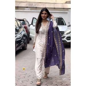 Conjunto de Diseño Exclusivo: Top y Pantalón de Satén con Bordado y Lentejuelas, con Dupatta en Blanco - Product Image 1