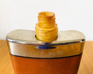 กระติกน้ำหนังและโลหะสไตล์วินเทจ ทนทาน เหมาะสำหรับใช้ในชีวิตประจำวันหรือใช้เป็นครั้งคราว ใส่น้ำมะนาวสดหรือน้ำดีท็อกซ์ได้ - Product Image 4