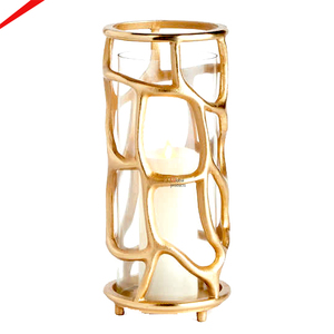 Lanternes à bougies au look royal avec une finition dorée au design unique, utilisées pour la décoration de la maison et les événements de luxe. - Product Image 3