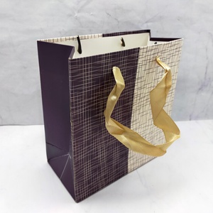 Meilleures ventes Sac cadeau de luxe en papier Sac à provisions à poignée en ruban doré imprimé blanc et violet - Product Image 6