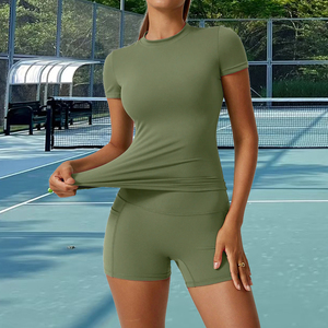 Ensemble de yoga deux pièces vert olive, haut à col rond et manches courtes, short taille haute, extensible sans coutures avec poches, design froncé aux fesses - Product Image 4