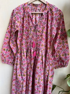 Vestido largo de algodón 100% estampado a mano con cuello en V y manga larga, estilo casual indio para mujer. - Product Image 2