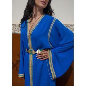 Robe Kaftan ornée d'une ceinture Sfeefa, col en V, boutons en velours de soie, détails aux épaules Aakaids, manches Sfeefa, pour soirée - Product Image 3