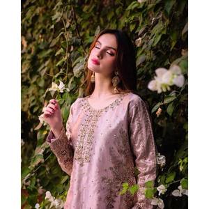 ชุดสูทผ้าซาตินสำหรับงานปาร์ตี้ พร้อมงานปักดิ้นและเลื่อม ไซส์ XL แขนสามส่วน - Product Image 4