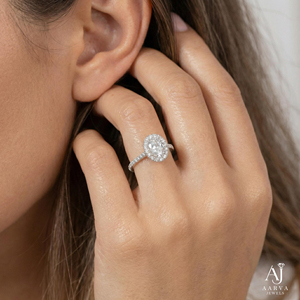 Anillo de Compromiso Solitario con Halo de Moissanita de Corte Ovalado y Engaste de Plata de Ley 925 con Baño de Oro para Mujer - Product Image 5