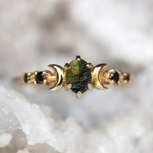 Bague de luxe en Moldavite de qualité A |   Moldavite certifiée Chlum République tchèque |   Argent sterling 925 plaqué or avec pierres précieuses naturelles - Product Image 1