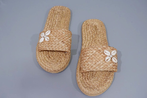 Vente en gros de pantoufles et sandales de plage artisanales écologiques en jacinthe d'eau pour femmes, pour usage hôtelier, fournisseur du Vietnam - Product Image 4
